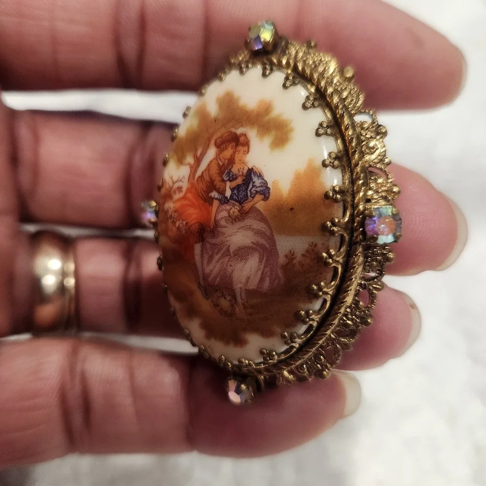 Vintage Fragonard Courting Couple Cameo Brooch Gold Tone AB Rhinestone Filigree‎